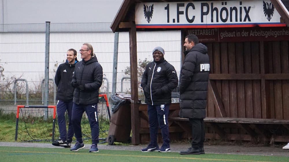 Gutgelaunte Verantwortliche: Der 1. FC Phönix Lübeck hat sich unter Trainer Dinalo Adigo (Zweiter von rechts) in der Spitzengruppe der Regionalliga Nord eingenistet.