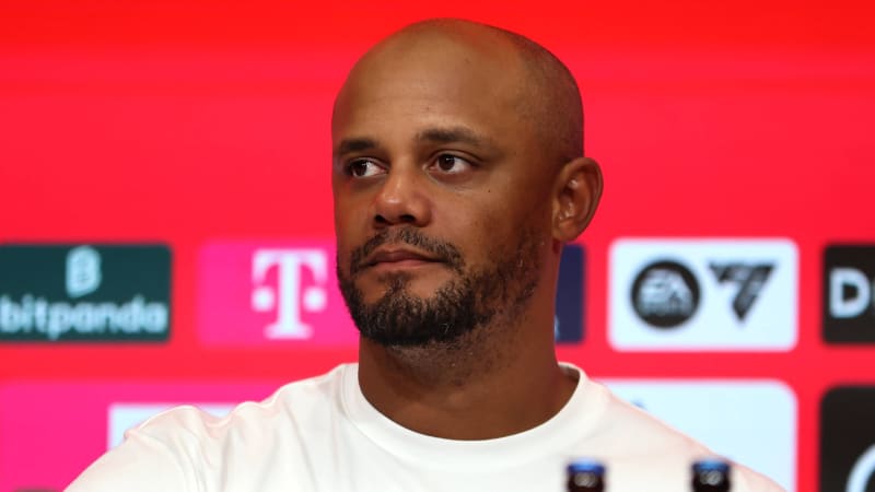 Fussball, Herren, Bundesliga, Saison 2025 2026, FC Bayern München - Hamburger SV, Allianz Arena Vincent Kompany, Trainer (FC Bayern München) auf der Pressekonferenz, Kopf, Portrait DFB, DFL regulations prohibit any use of photographs as image sequences and or quasi-video *** Football, Men, Bundesliga, Season 2025 2026, FC Bayern Munich Hamburger SV, Allianz Arena Vincent Kompany, Coach FC Bayern Munich at the press conference, Head, Portrait DFB, DFL regulations prohibit any use of photographs as image sequences and or quasi video