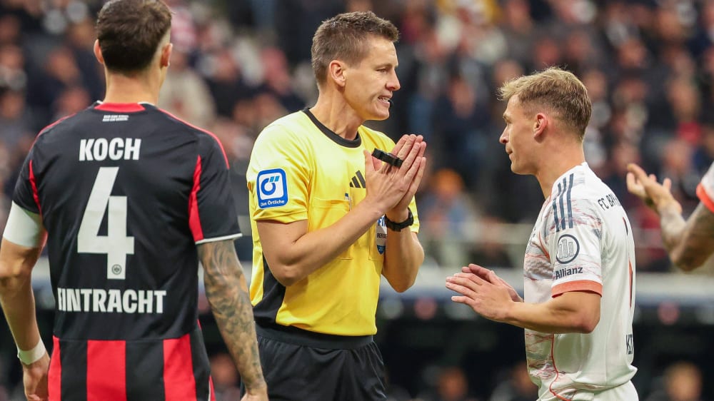 Pfiff Eintracht Frankfurt ein Tor weg - aber erst nach VAR-Einsatz: Daniel Siebert, hier mit Robin Koch und Joshua Kimmich.