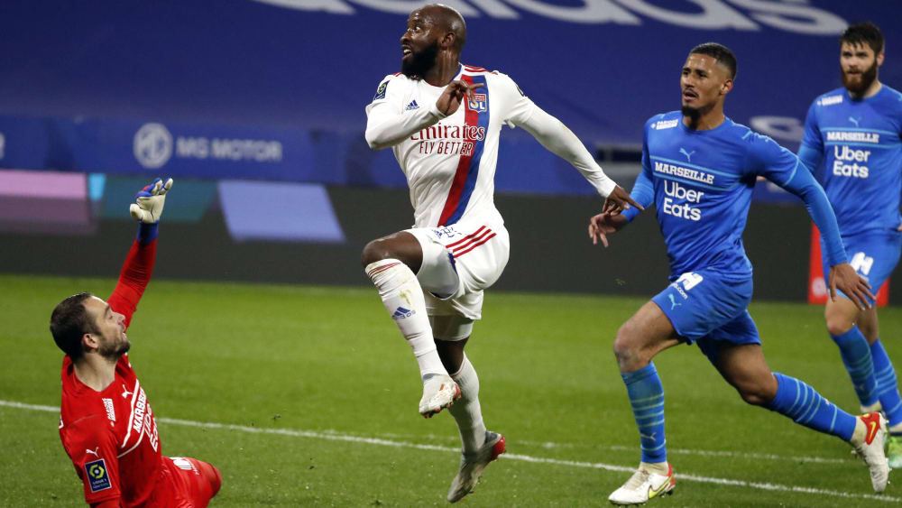 Moussa Dembelé (Mi.) erzielt den späten Siegtreffer gegen Marseilles Pau Lopez (li.).