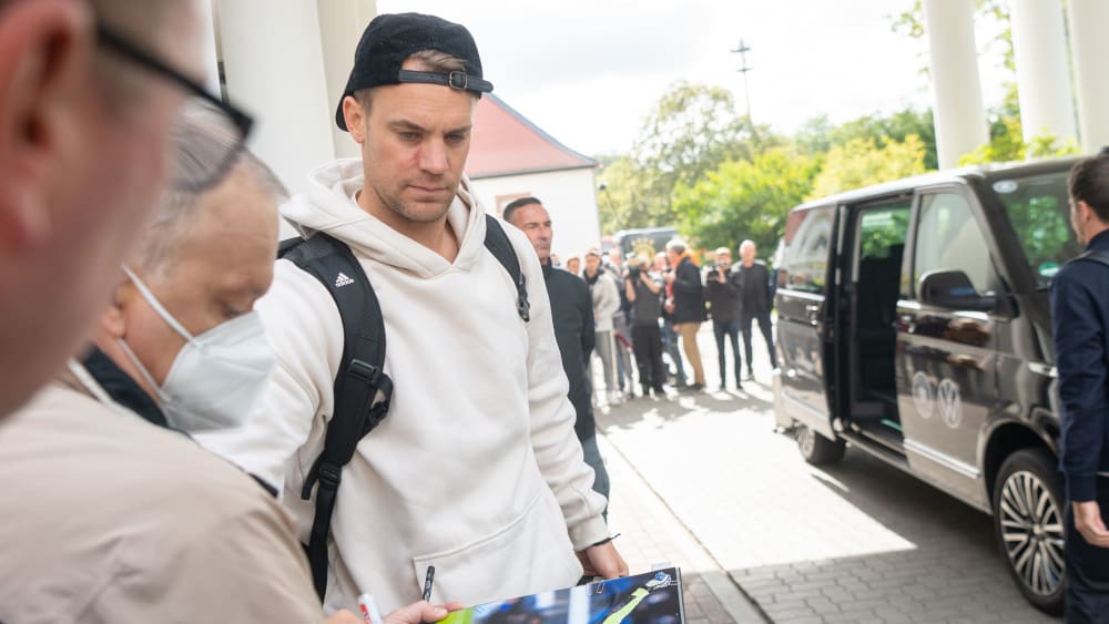 Manuel Neuer am Montag bei der Ankunft in Frankfurt/Main.