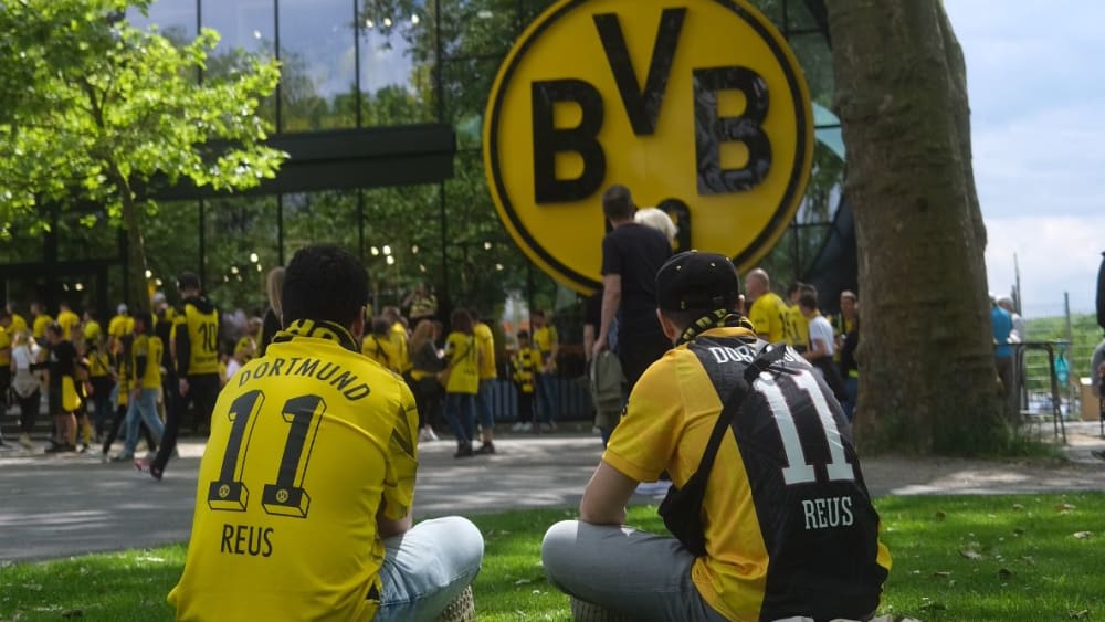 Im und um das Stadion herum haben die BVB-Fans ihre Reus-Trikots ausgepackt. Nach zwölf Jahren läuft der 34-Jährige zum letzten Mal für Borussia Dortmund im Westfalenstadion auf.