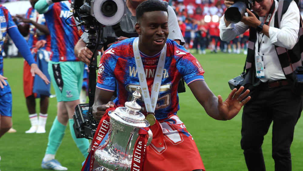 Mit Augenzwinkern? Nicht ganz: Marc Guehi feierte den FA-Cup-Triumph mit verletztem Auge.
