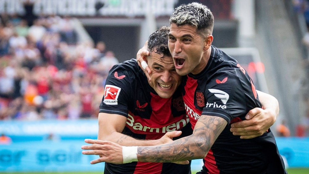 Granit Xhaka (l.) freut sich mit Exequiel Palacios über dessen Treffer zum 2:1.