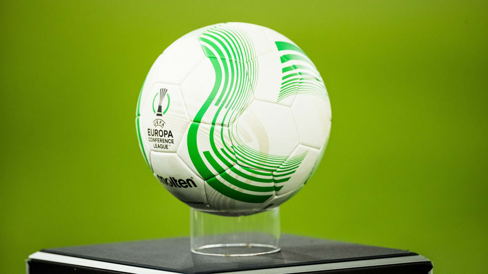 Mit dem offiziellen Spielball der Europa Conference League werden auch die Achtelfinalpaarungen ausgespielt.