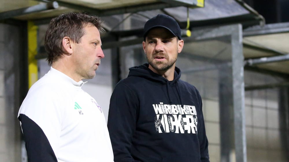 Marco Wildersinn (hier im Gespräch mit Bayern U-23-Trainer Holger Seitz) hat im Winter ein neues System mit seinem Team einstudiert.