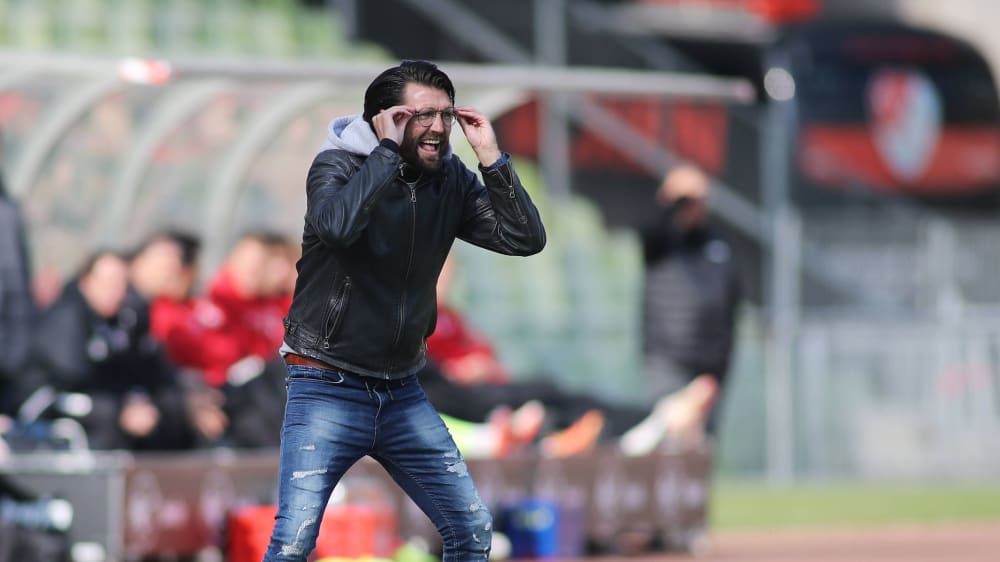 Wie immer sehr aktiv an der Seitenlinie: Türkgücüs Peter Hyballa dirigiert sein Team gegen Wehen Wiesbaden.