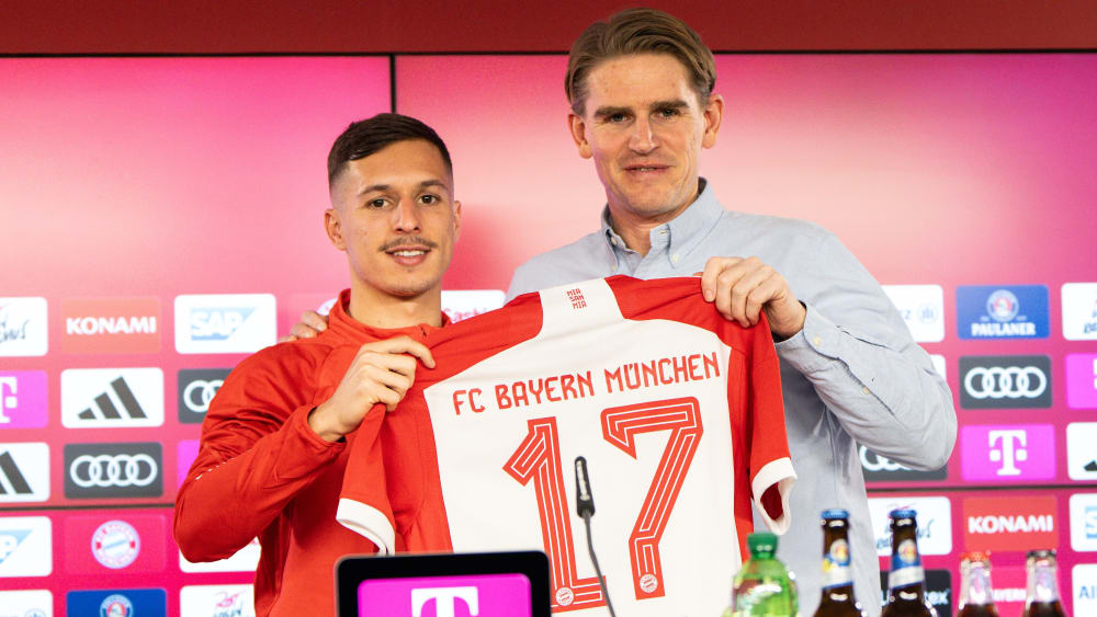 Sportdirektor Christoph Freund präsentiert Neuzugang Bryan Zaragoza, doch der Spanier setzte sich nicht durch.