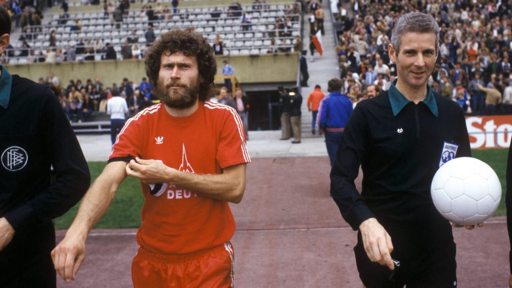 1980 mit Paul Breitner: FIFA-Schiedsrichter Walter Eschweiler (re.).