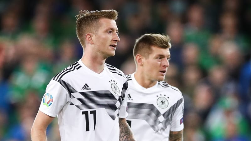 Fußball: EM-Qualifikation, Gruppenphase, Gruppe C, 6. Spieltag: Nordirland - Deutschland im Windsor Park Stadion. Marco Reus (l) und Toni Kroos aus Deutschland stehen auf dem Platz.