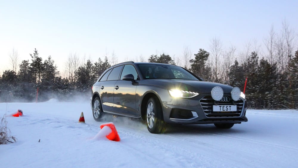 Bewährungsprobe auf Schnee: Die Mittelklasse-Kandidaten mussten sich an einem Audi A4 beweisen.