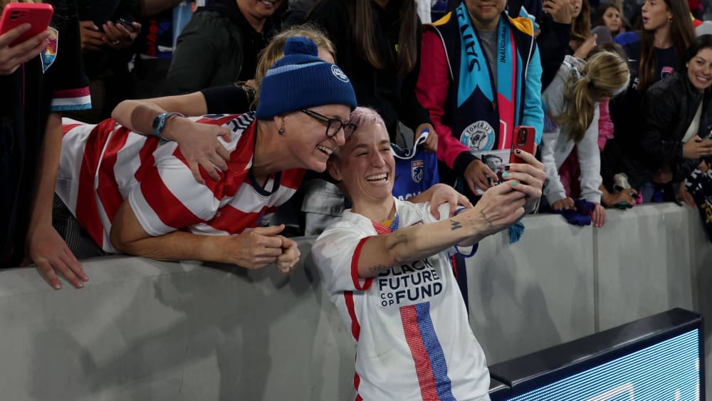 Finalistin zum Karriereabschluss: Megan Rapinoe  macht ein Selfie mit Fans.