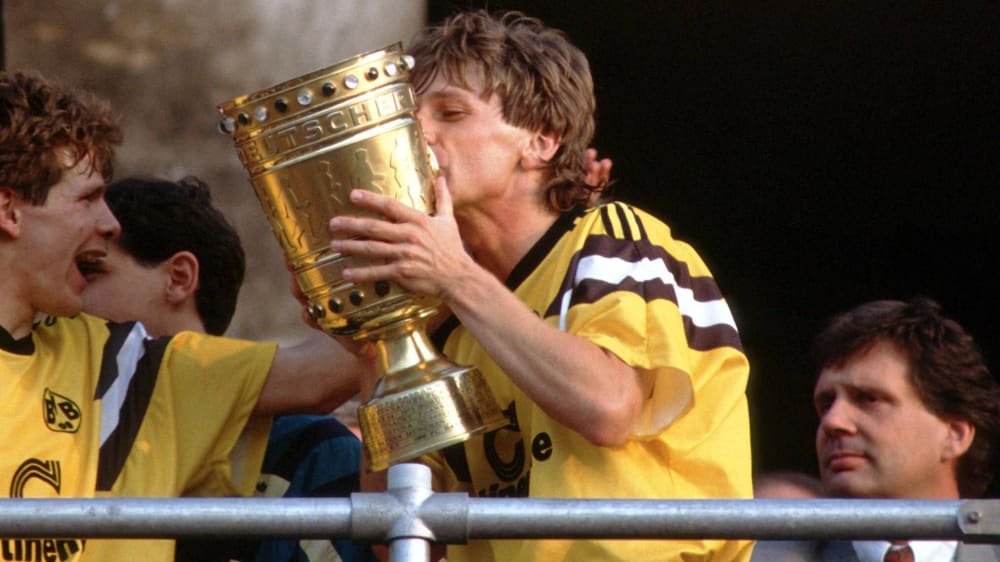  Frank Mill küsst 1989 den DFB-Pokal.