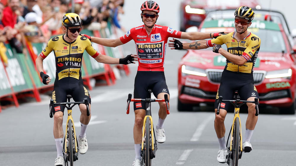 Ein Bild für die Geschichte: Tour-Sieger Jonas Vingegaard und Giro-Gewinner Primoz Roglic (r.) flankieren Sepp Kuss.