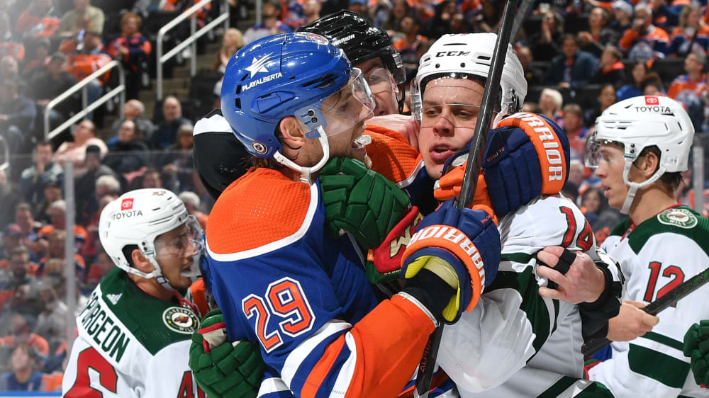 Beim Austausch von "Zärtlichkeiten": Oilers-Torschütze Leon Draisaitl (#29) und Joel Eriksson von den Wild.