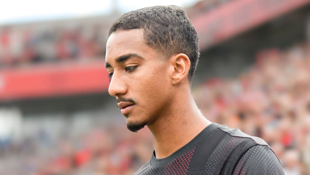 Paris FC interessiert sich für Leverkusens Rechtsverteidiger Arthur.