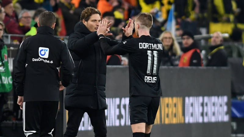 19.02.2023, Dortmund, Germany, Signal-Iduna-Park, BV Borussia Dortmund vs Hertha BSC - 1. Bundesliga, Trainer Edin Terzic (Borussia Dortmund) und Marco Reus (Borussia Dortmund) gestikuliert, gestik (Foto Ralf Treese, Ralf Treese) DFB DFL REGULATIONS PROHIBIT ANY USE OF PHOTOGRAPHS AS IMAGE SEQUENCES AND OR QUASI-VIDEO. Dortmund Signal-Iduna-Park North Rhine-Westphalia Germany *** 19 02 2023, Dortmund, Germany, Signal Iduna Park, BV Borussia Dortmund vs Hertha BSC 1 Bundesliga, coach Edin Terzic Borussia Dortmund and Marco Reus Borussia Dortmund gestures, gestures photo Ralf Treese, Ralf Treese DFB DFL REGULATIONS PROHIBIT ANY USE OF PHOTOGRAPHS AS IMAGE SEQUENCES AND OR QUASI VIDEO Dortmund Signal Iduna Park North Rhine Westphalia Germany PUBLICATIONxINxGERxSUIxAUTxONLY 521_BVBBSC20230219_152 Treese-521