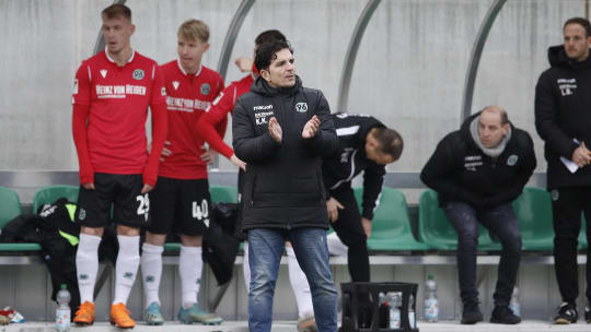 Ging mit den jungen Spielern hart ins Gericht: Hannovers Trainer Kenan Kocak.