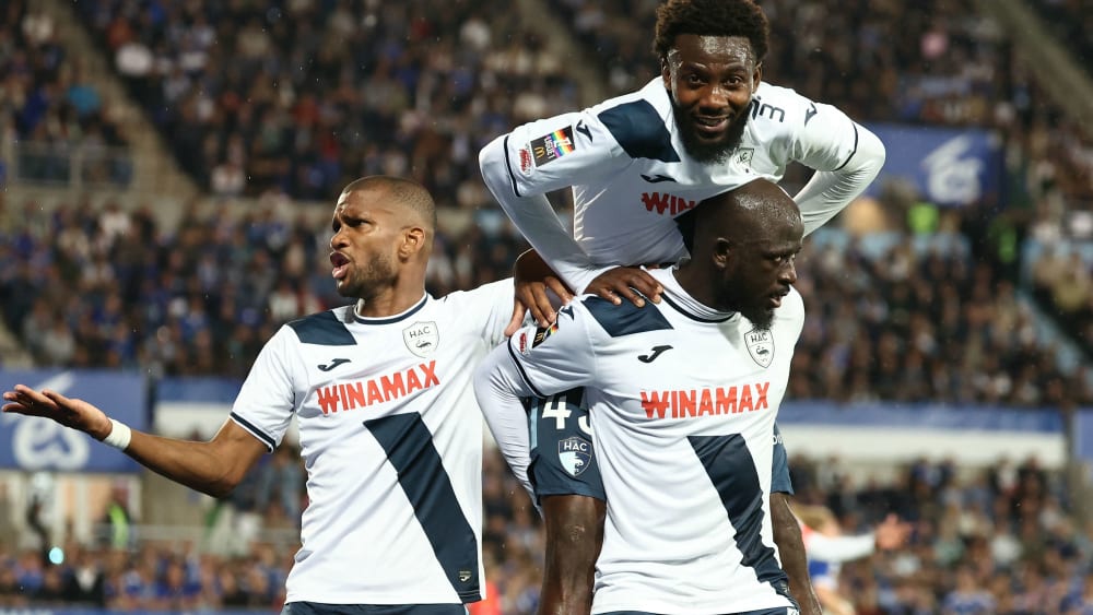 Abdoulaye Touré (re.) von Le Havre feiert mit seinem Teamkollegen.
