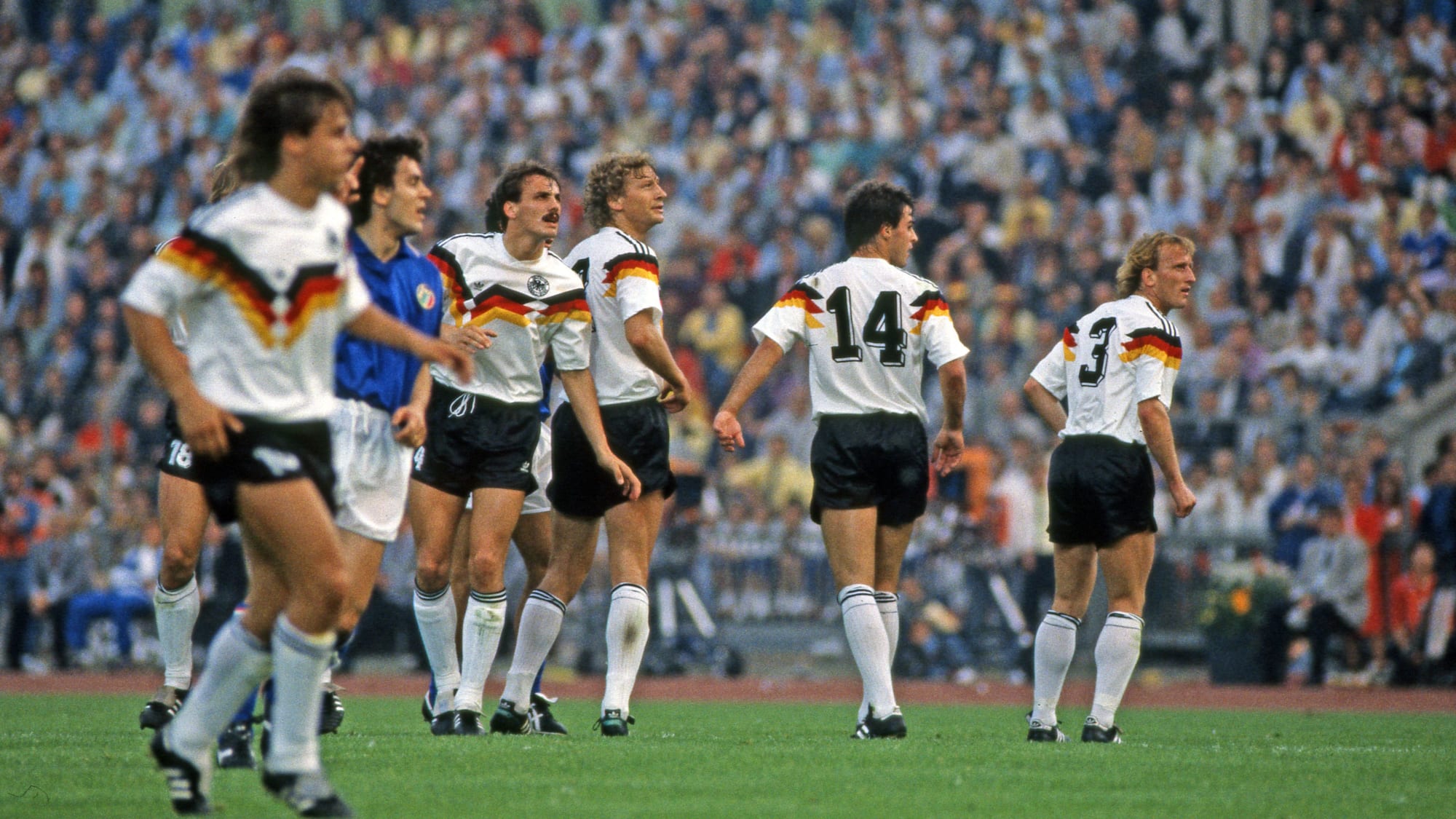 10.06.1988, Europameisterschaft in Deutschland: Italien - Deutschland (1:1): v.l. Jürgen Kohler, Guido Buchwald, Thomas Berthold, Andreas Brehme