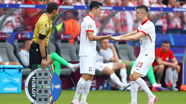 Robert Lewandowski of Poland comes on as a substitute to replace Krzysztof Piatek of Poland Poland v Austria, UEFA European Championship, EM, Europameisterschaft 2024, Group D, Football, Olympiastadion, Berlin, Germany, 21 Jun 2024 EDITORIAL USE ONLY No use with unauthorised audio, video, data, fixture lists, club league logos or live services. Online in-match use limited to 120 images, no video emulation. No use in betting, games or single club league player publications. PUBLICATIONxINxGERxSUIxAUTxHUNxGR ExMLTxCYPxROUxBULxUAExKSAxONLY Copyright: xKieranxMcManus Shutterstockx 14543876am
