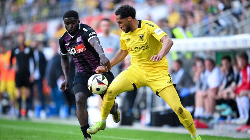 3. Liga - Alemannia Aachen - VfL Osnabrück el 27.04.2025 en el Tivoli de Aachen Kevin Goden (Aachen) en un duelo contra Braydon Manu (Osnabrueck) *** 3 Liga Alemannia Aachen VfL Osnabrück el 27 04 2025 en el Tivoli de Aachen Kevin Goden Aachen en un duelo contra Braydon Manu Osnabrück MT