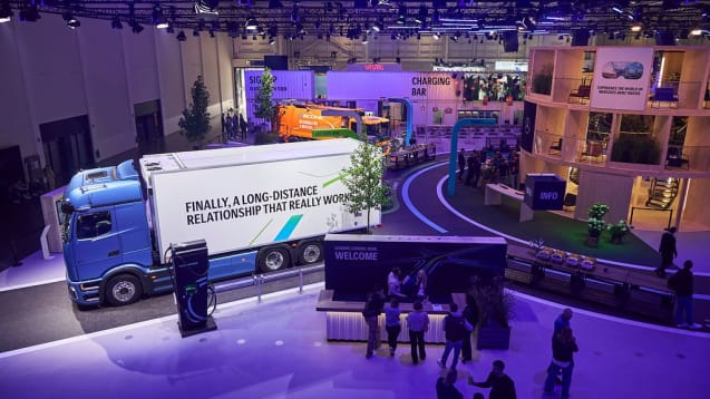 Messestand von Daimler Trucks auf der IAA-Transportation: Elektro-Lkw eActros 600 als Highlight.