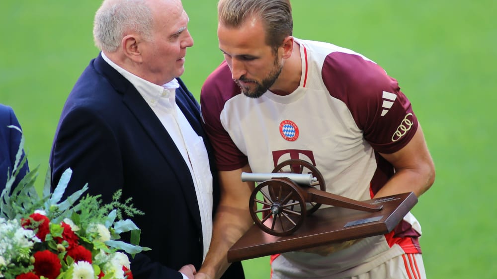 Harry Kane mit Uli Hoeneß und der kicker-Torjägerkanone für 2023/24.