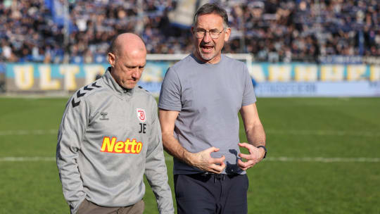 Achim Beierlorzer (re.) vertraut weiterhin auf Joe Enochs.