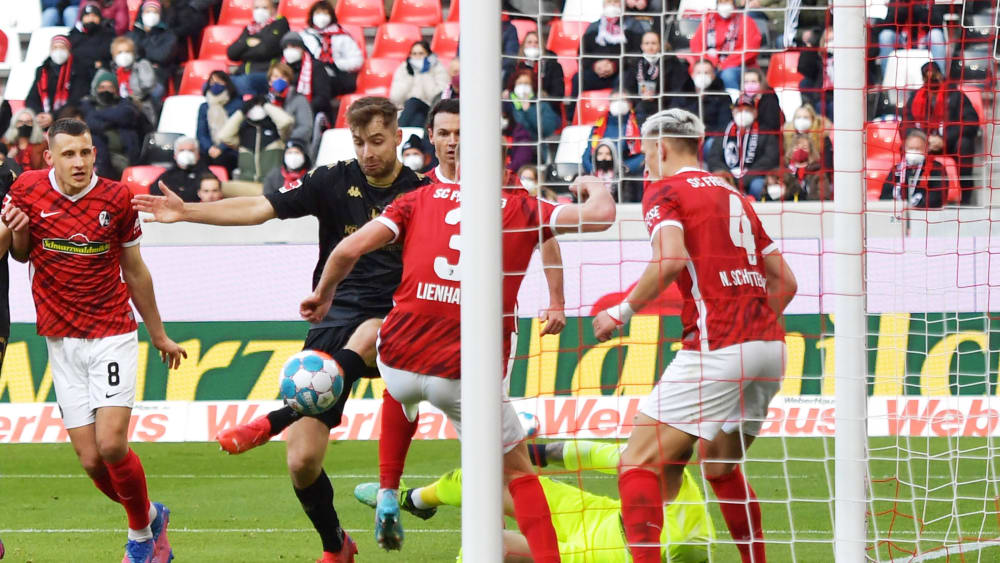 Alexander Hack (Mi.) erzielt das Mainzer 1:0.