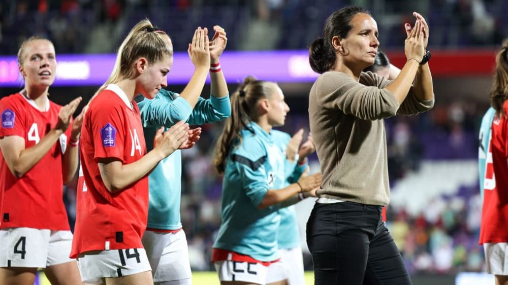 Das Frauen-Nationalteam bedankte sich bei über 10.000 Zuschauern.
