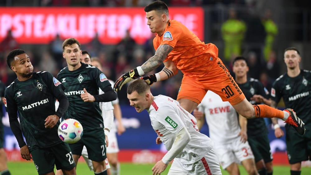 Bremens Keeper Michael Zetterer traf in dieser Szene Kölns Luca Kilian mit dem Knie im Rücken.