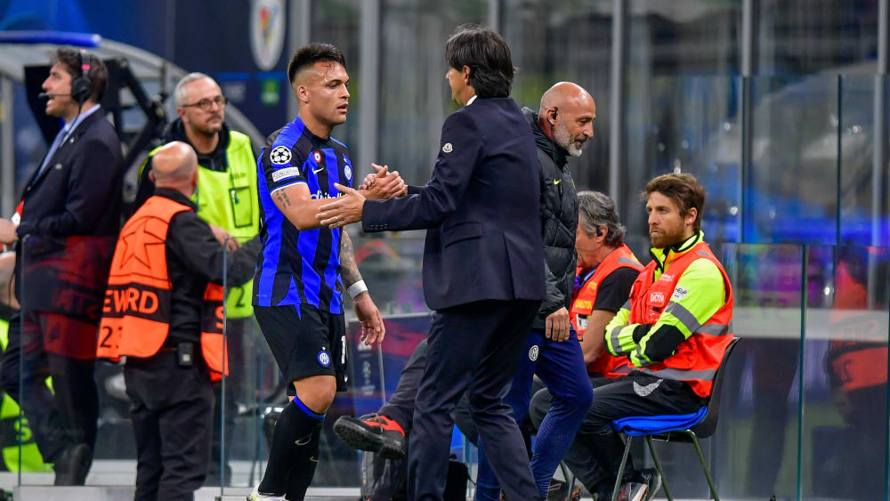 Simone Inzaghi klatscht mit Torschützen Lautaro Martinez nach dessen Auswechslung ab.