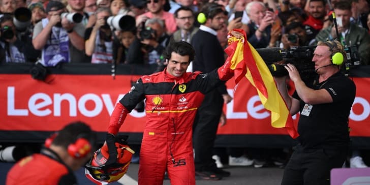 Endlich gewonnen: Carlos Sainz triumphierte in Silverstone.