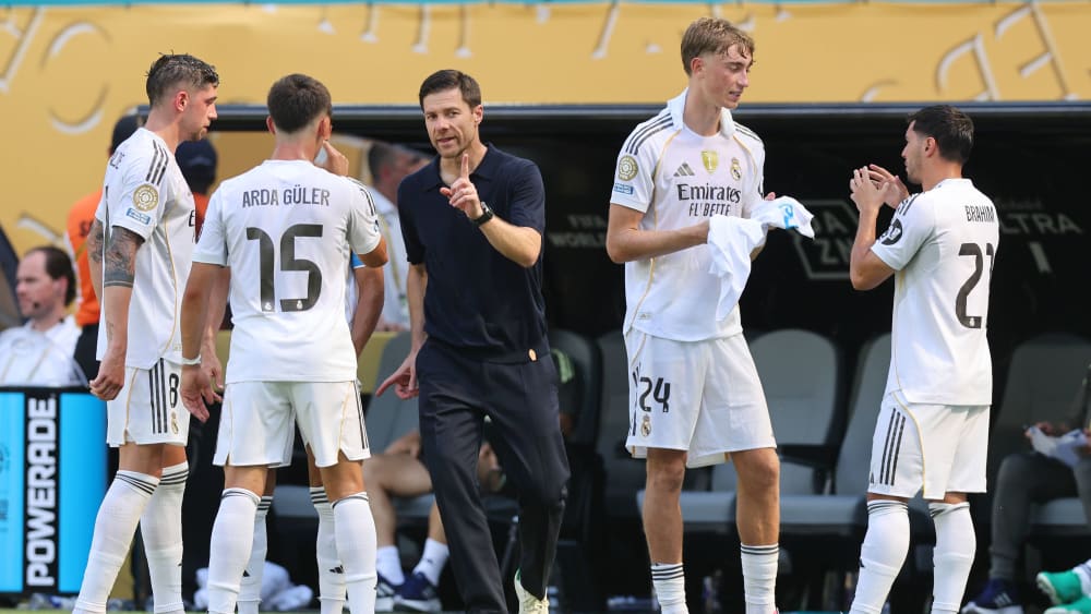 Xabi Alonso redet auf Fede Valverde und Arda Güler ein.