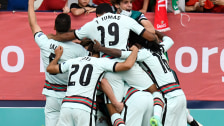Jubeltraube: Die Portugiesen freuen sich über das soeben erzielte 1:0.