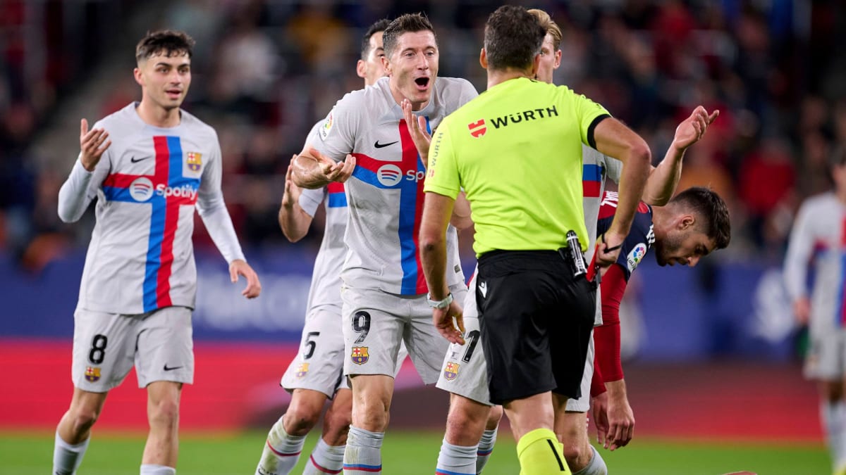 Lewandowskis pikante Geste - Xavi und Piqué rügen Referee - kicker