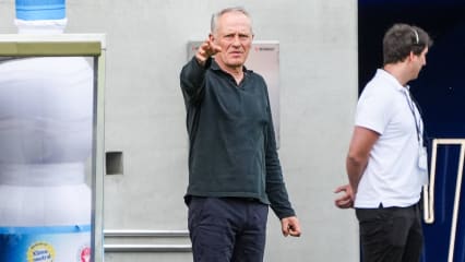 Da geht's lang: SC-Trainer Christian Streich gibt Anweisungen.