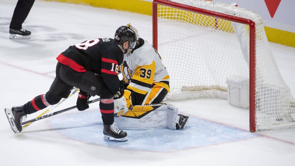 Der Siegtreffer für Ottawa: Tim Stützle überwindet Pittsburghs Goalie Alex Nedeljkovic.