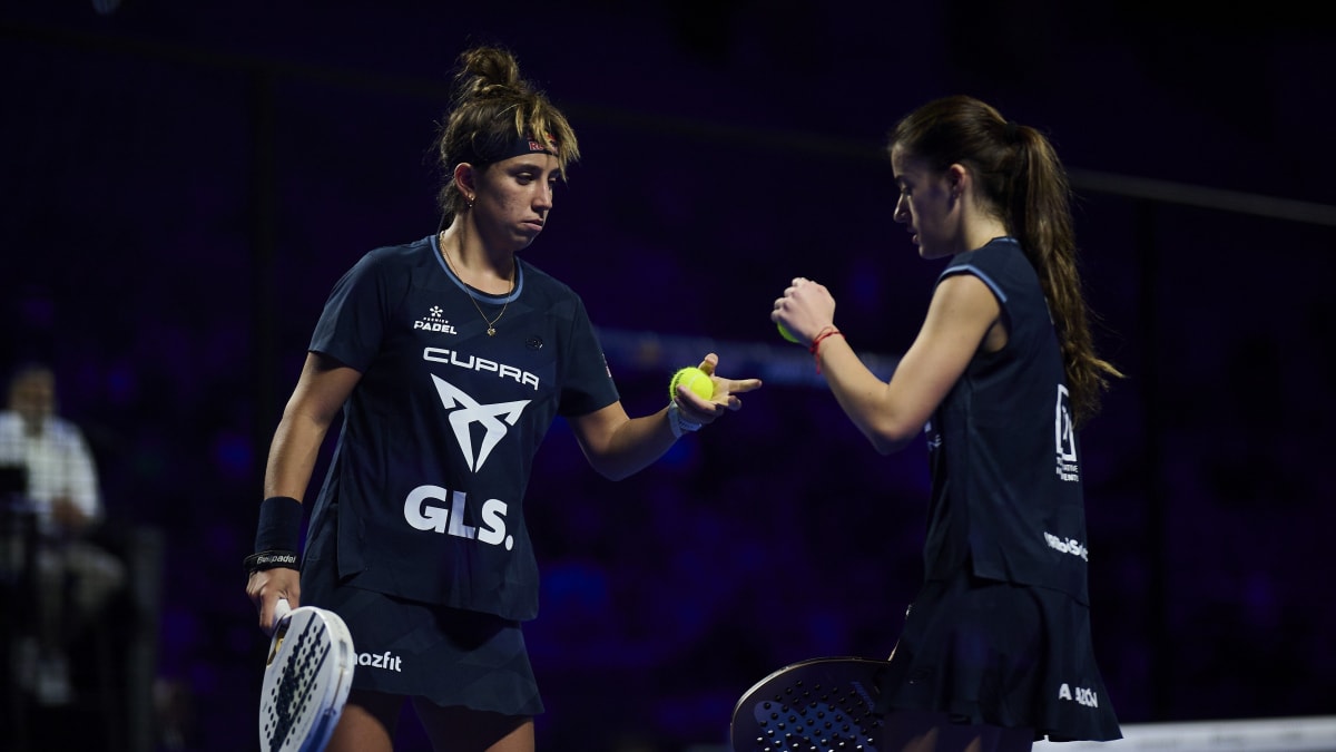 Navarro-schwingt-den-Schl-ger-und-zupft-die-Luftgitarre