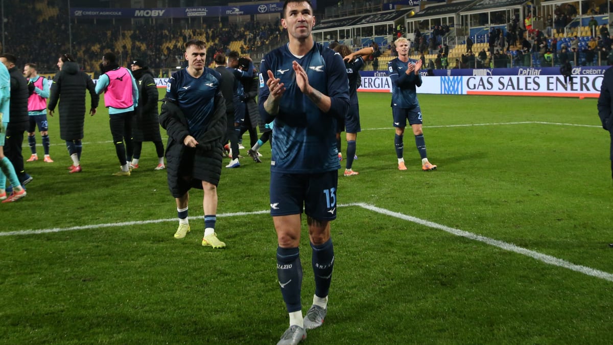 Wilde-Nummer-Lazio-kassiert-zweimal-glatt-Rot-und-gewinnt-doch-in-Parma