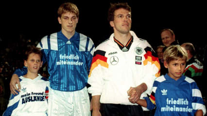 Die Kapitäne beim Freundschaftsspiel der internationalen Bundesliga-Auswahl gegen die DFB-Elf: Andreas Herzog und Lothar Matthäus.