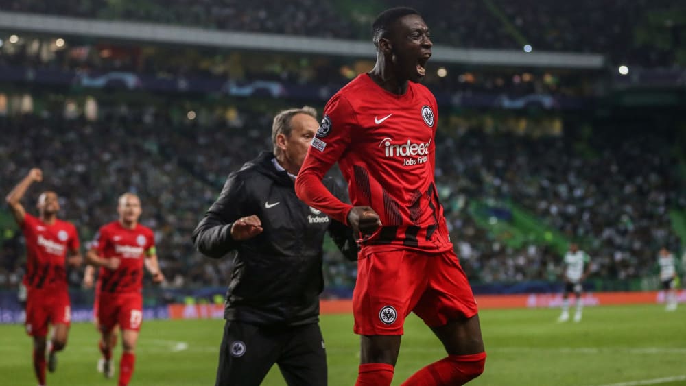 Randal Kolo Muani (Eintracht Frankfurt) bejubelt seinen Treffer zum 2:1 gegen Sporting CP Lissabon