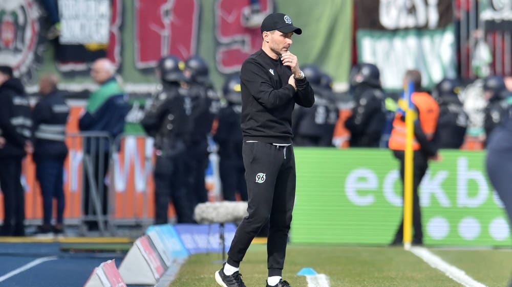 Hannover-Trainer Stefan Leitl stellte sich vor seine Mannschaft und kritisierte den Spott der Fans im Spiel gegen Sandhausen.