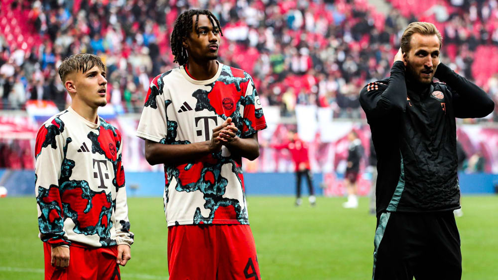 Lennart Karl (links) und Jonah Kusi-Asare (Mitte) standen schon in der Vergangenheit im Profi-Kader des FC Bayern.