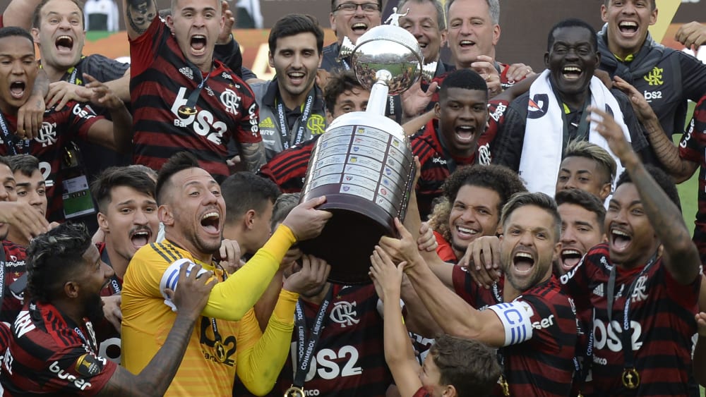 Feiern den Gewinn der Copa Libertadores: Diego (3.v.re.) und Flamengo.  