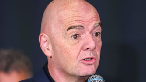 Flankiert von Legenden