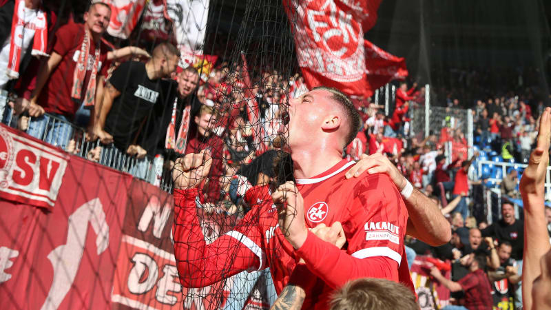 18-10-2025, xrekx, Voetbal 2. Bundesliga, Karlsruher SC - 1. FC Kaiserslautern viert van links het doelpunt na het doelpunt om de stand op 2:3 te brengen door Marlon Ritter (1. FC Kaiserslautern) (DFL DFB-REGELS VERBIEDEN HET GEBRUIK VAN FOTO'S ALS BEELDREEKSEN en/of QUASI-VIDEO) Karlsruhe *** 18-10-2025, xrekx, Voetbal 2. Bundesliga, Karlsruher SC 1 FC Kaiserslautern viert van links het doelpunt na het doelpunt om de stand op 2:3 te brengen door Marlon Ritter 1 FC Kaiserslautern DFL DFB-REGELS VERBIEDEN HET GEBRUIK VAN FOTO'S ALS BEELDREEKSEN en/of QUASI-VIDEO Karlsruhe