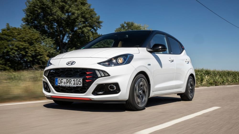 Hyundai i10 N Line: Hier kombiniert er die Farbe "Atlas White" mit roten Zierelementen und schwarzem Dach.