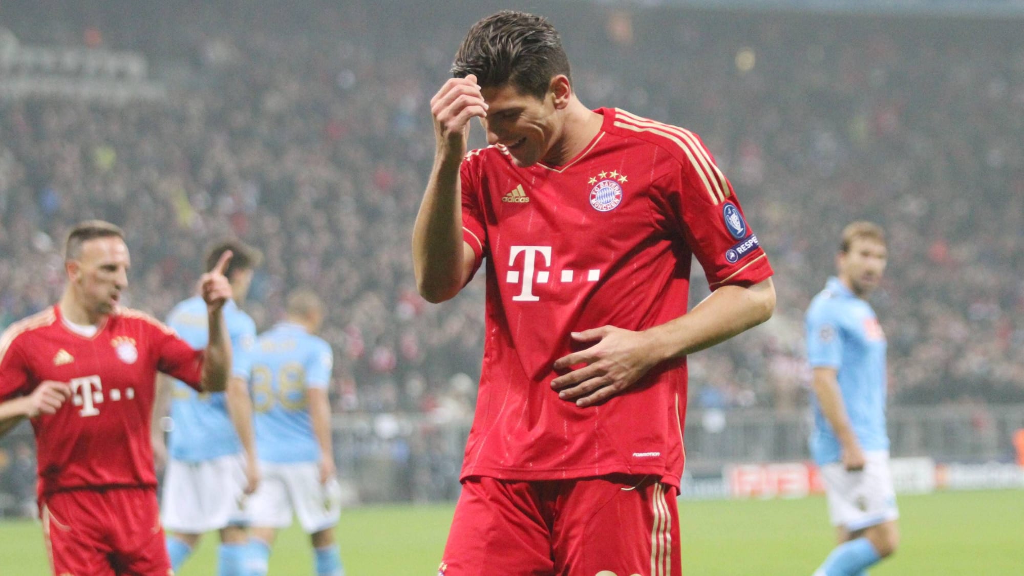 Mario Gomez jubelt im November 2011 über sein Tor gegen die SSC Neapel.